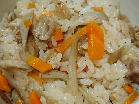 ゴボウとニンジンと鶏肉とごま油の炊き込みご飯♪